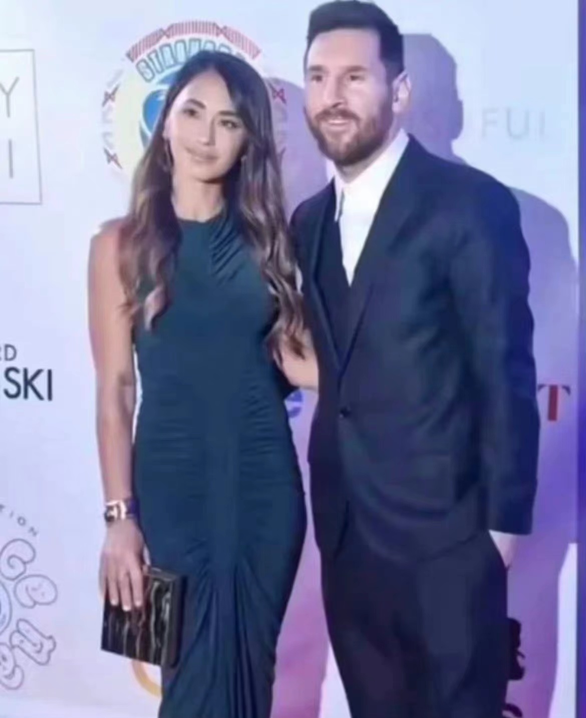 梅西安东内拉浪漫接吻视频,梅西晒全家圣诞合照安东内拉跳舞