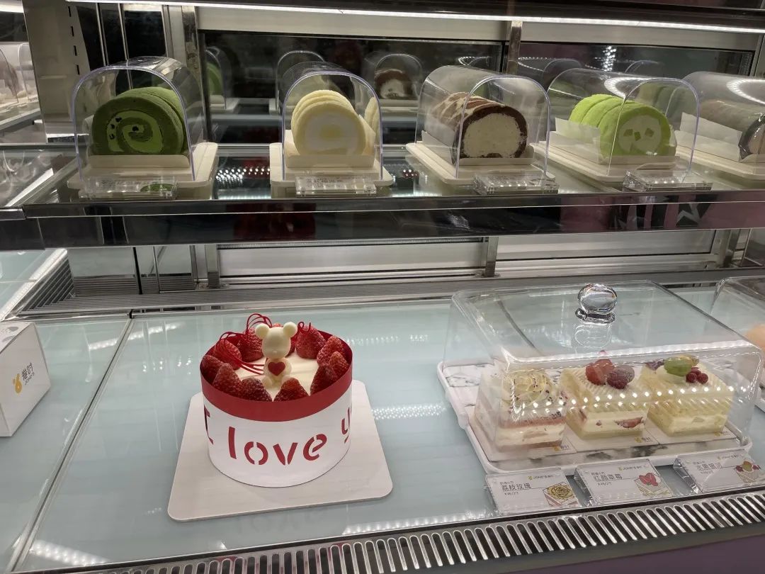 玫瑰蛋糕热卖，高甜节日烘焙业迎来节后首个“小阳春”