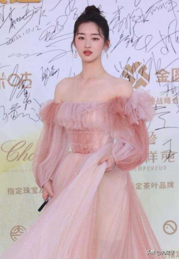 争奇斗艳红毯秀,惊艳亮相金鸡红毯