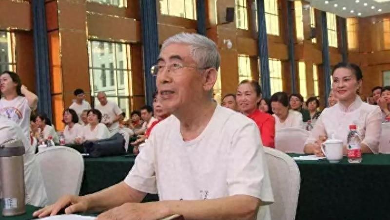 干尽傻事，却年入200亿！河北最“变态”超市，胖东来都服气