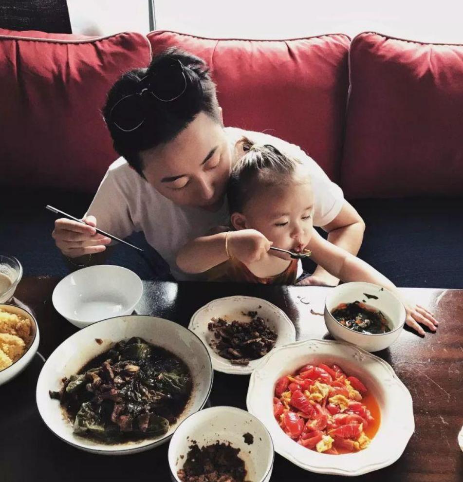 50万买精子生五国混血儿,29岁长春女子生下五国混血