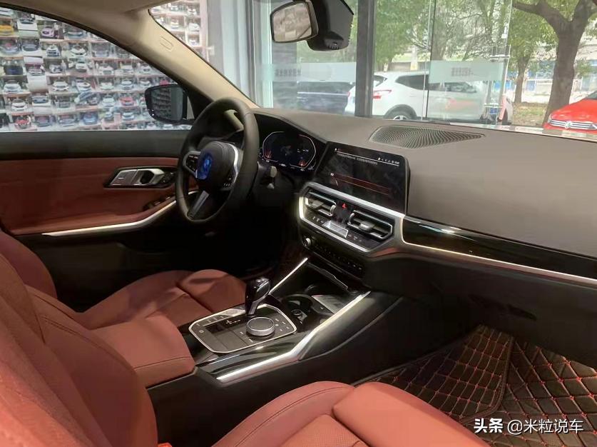 沉浸式体验宝马320li白色24款,试驾宝马320li内饰