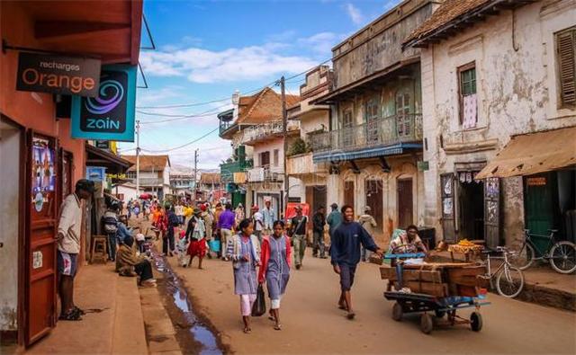 广西“上林帮”非洲淘金：每天如刀尖舔血，常备200克金子保命