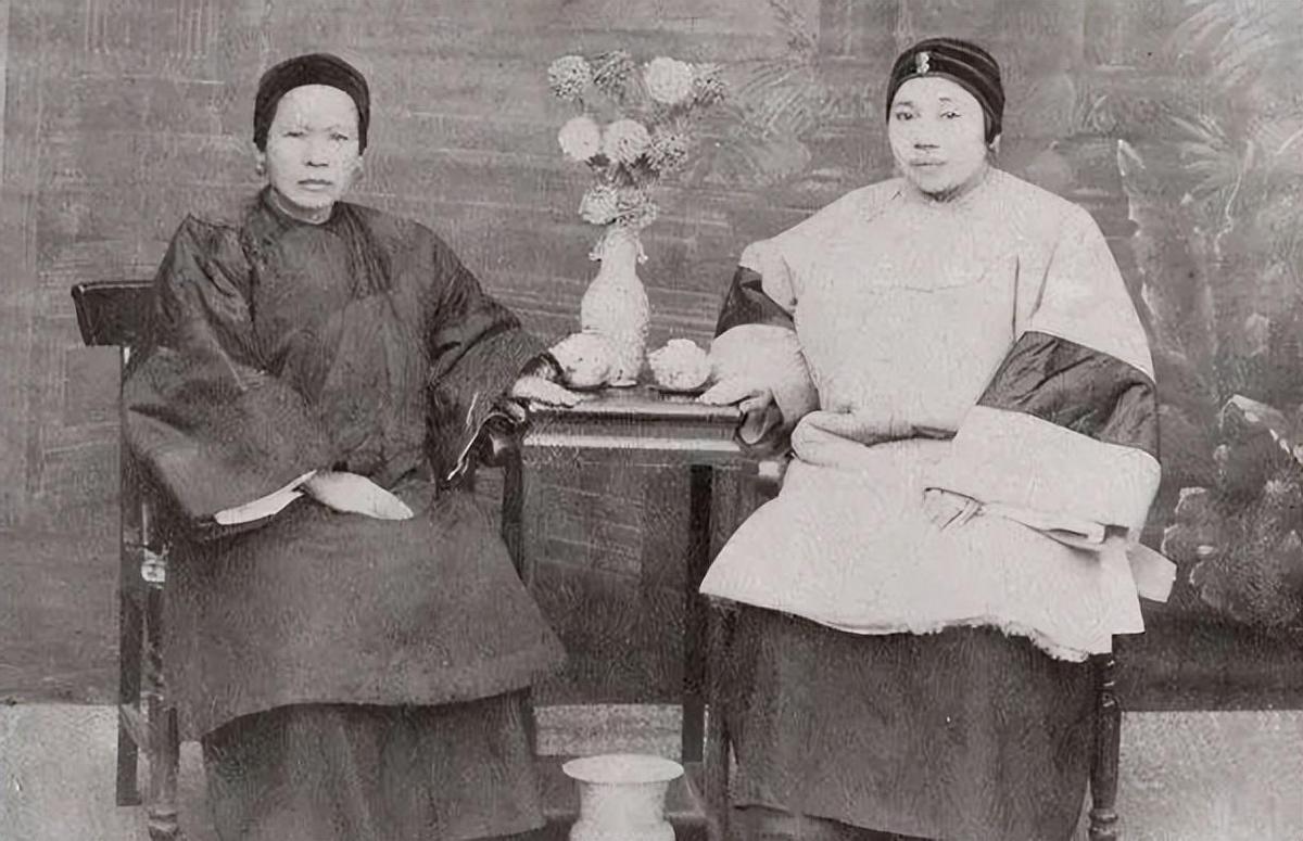 女子穿日军军服拍照被抓,女子身着日本侵华军装露脸