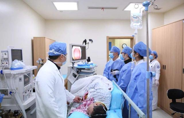 做肠镜尴尬怎么办,男医生给女病人做肠镜合适吗