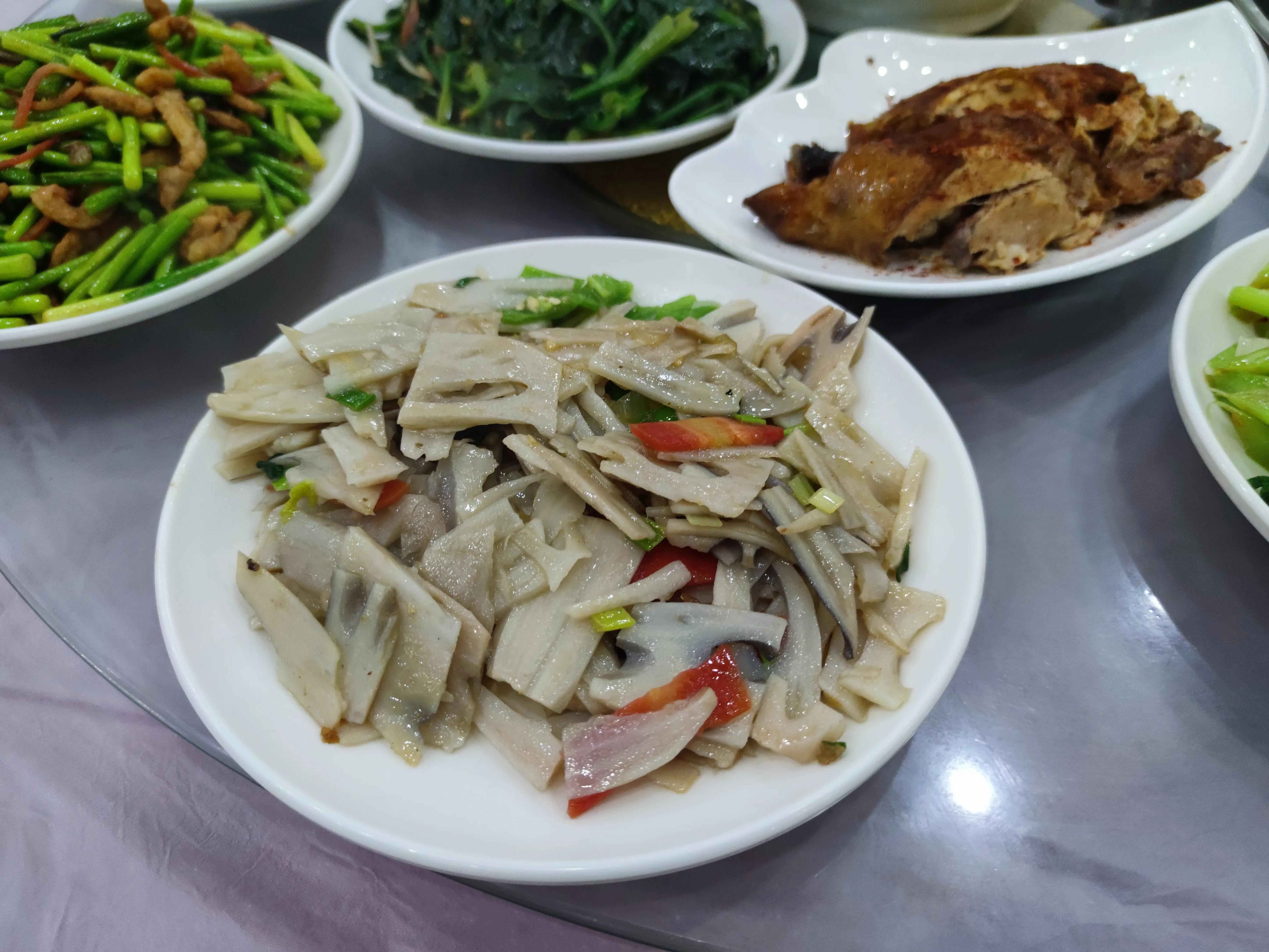 东北小伙吃自助餐视频,东北小伙街头采访吃自助餐