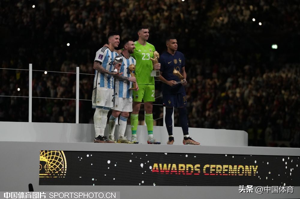 卡塔尔世界杯阿根廷捧起大力神杯,卡塔尔世界杯阿根廷大力神杯