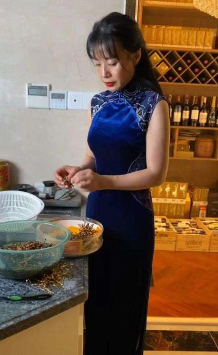 网红富婆盘点：一顿家宴抵半年工资，结婚就送200万宾利