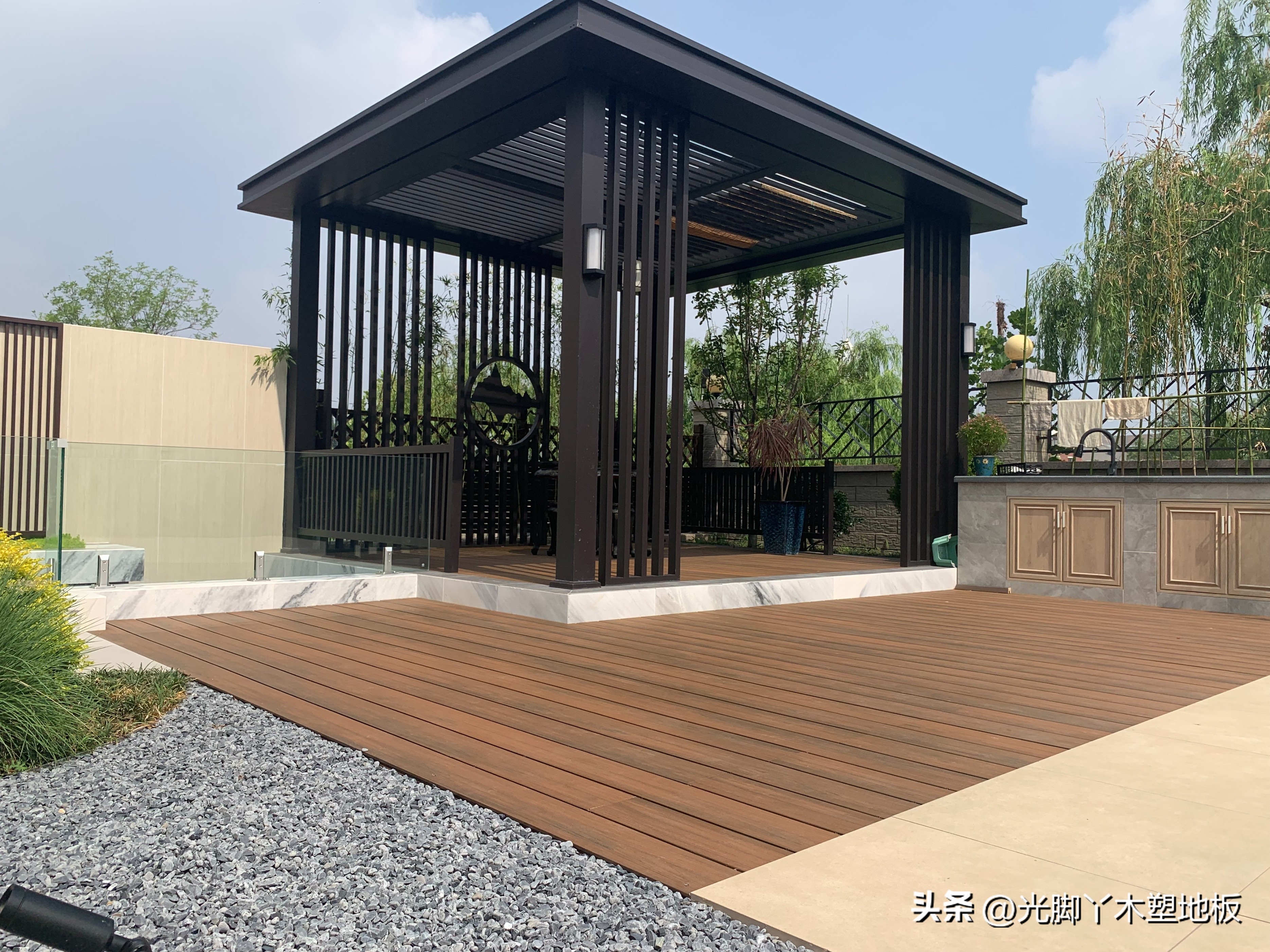 塑木地板贵还是实木贵,塑木地板的材质环保吗