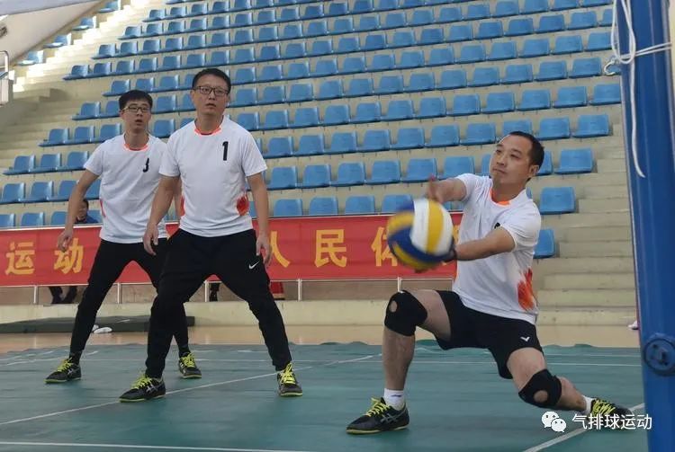 气排球捧球动作技术视频,气排球接球基本功训练个人