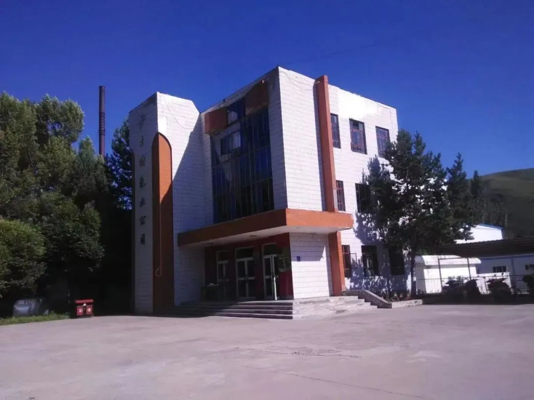 负债400万，起死回生！这家64岁民族企业，如何成为“乳业茅台”