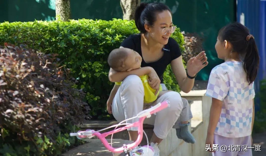 三岁罕见病男孩注射第一针基因药背后：“药神”父亲在阳台搭实验室，一针成本近千万，打完后孩子学会了扭头