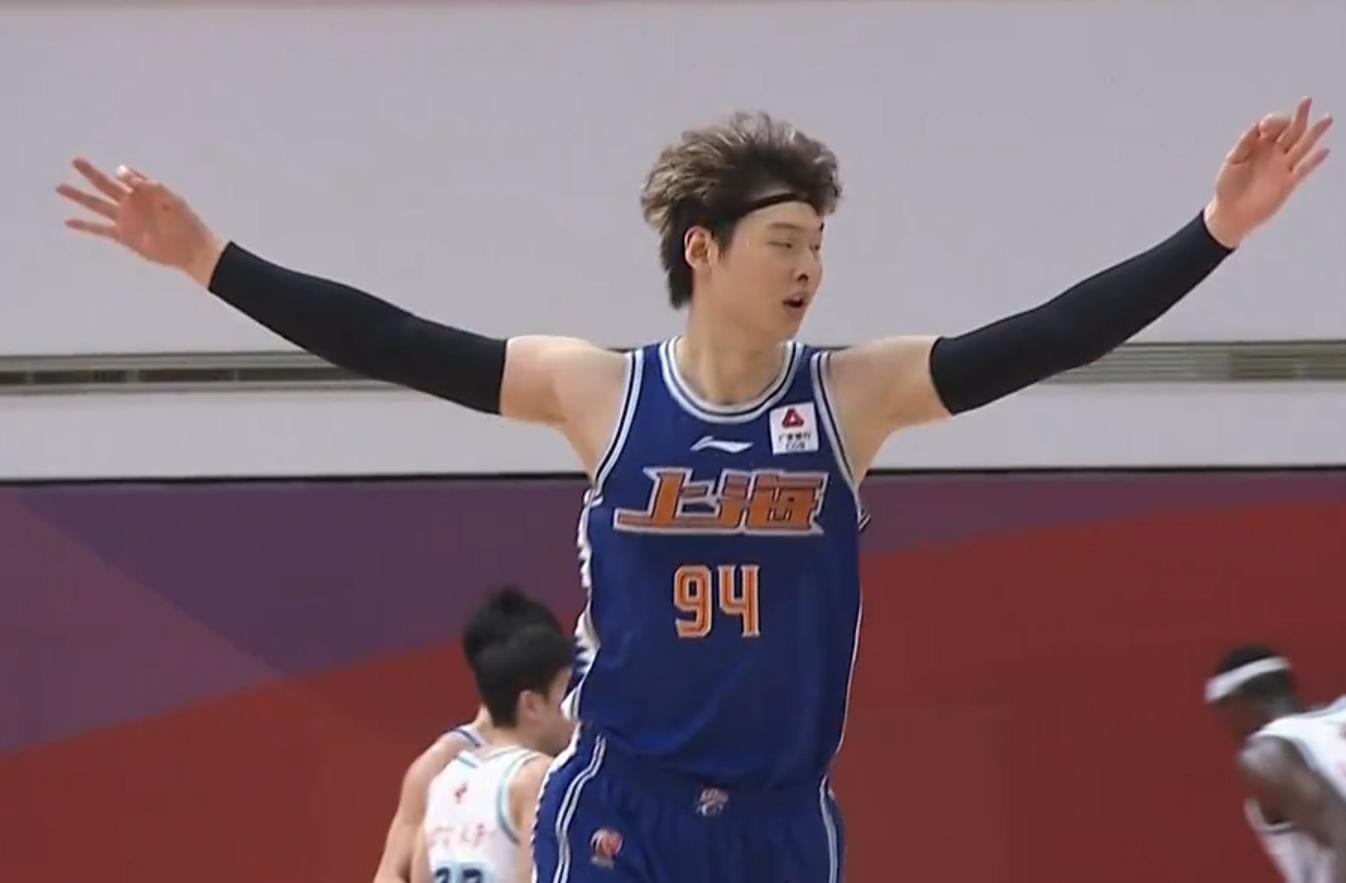 轰31+15,险胜青岛!不是外援胜似外援,现役最强中锋不是白喊的