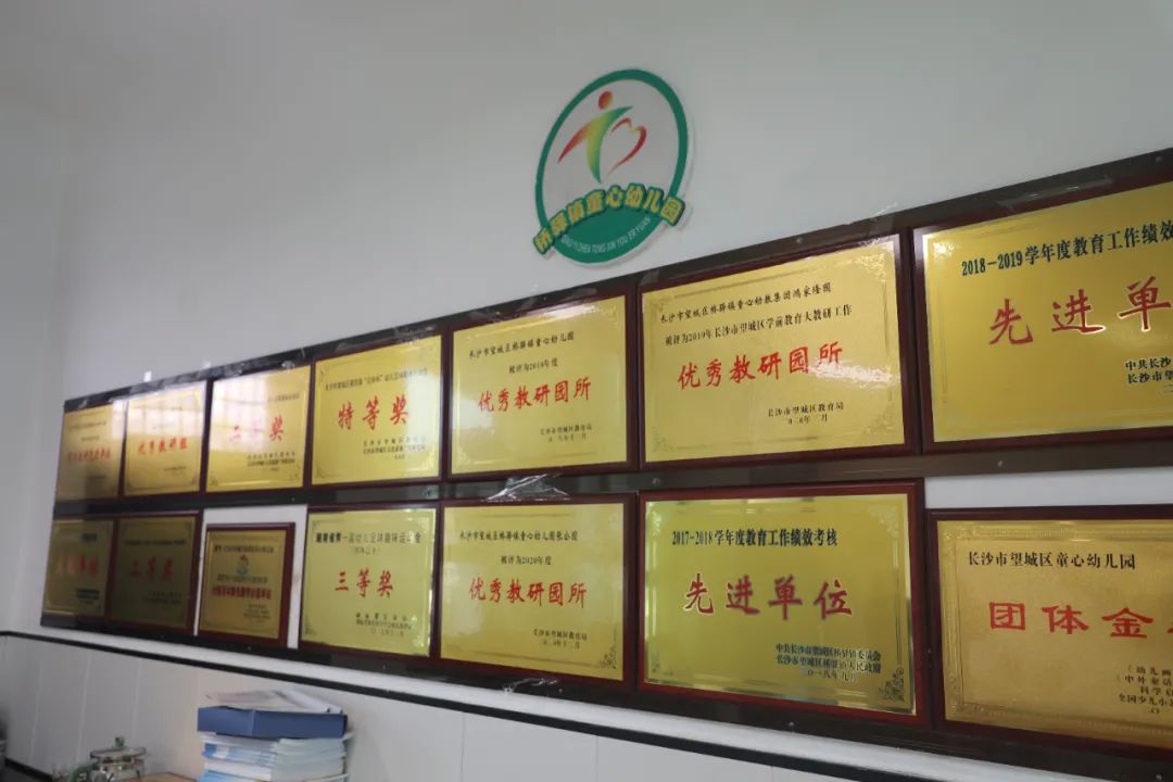 喜讯我校入足球特色示范校,恭喜幼儿园足球比赛得奖