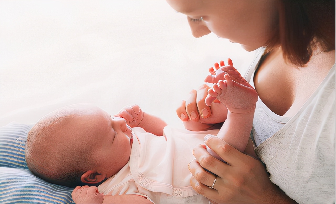 新生儿该怎么喂养不容易生病,新生儿喂养护理的误区