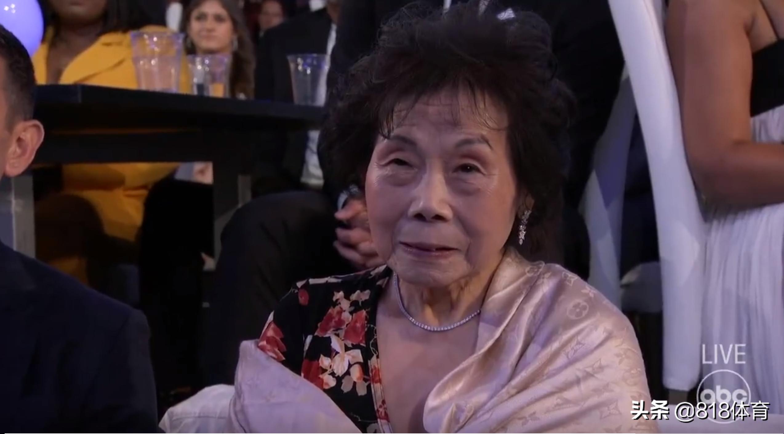 孝顺!谷爱凌美国体坛奥斯卡获奖,致谢86岁奶奶和母亲,秀一波中文