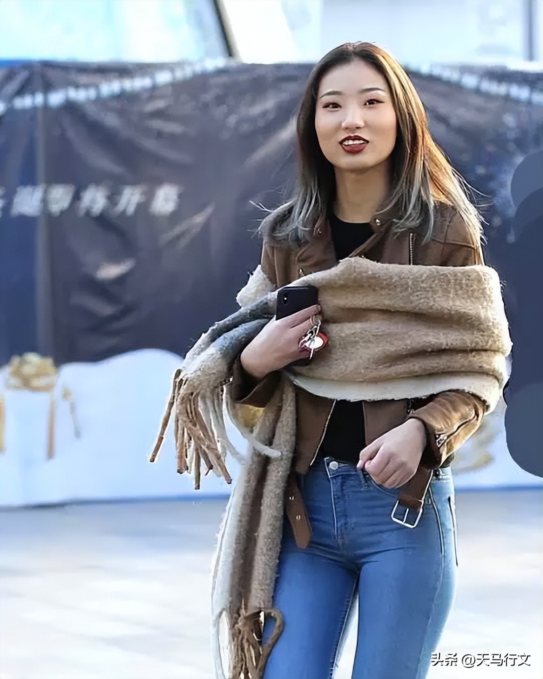 简单大方的牛仔裤穿出轻熟美感,牛仔裤的时尚搭配穿出独特的美