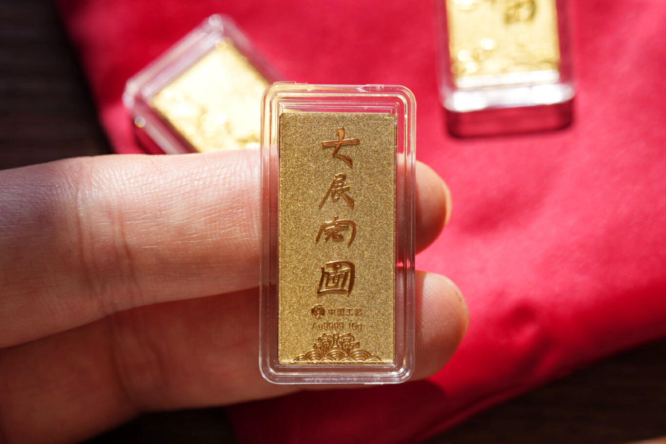 保值首选黄金,买黄金既可以当饰品也可以保值