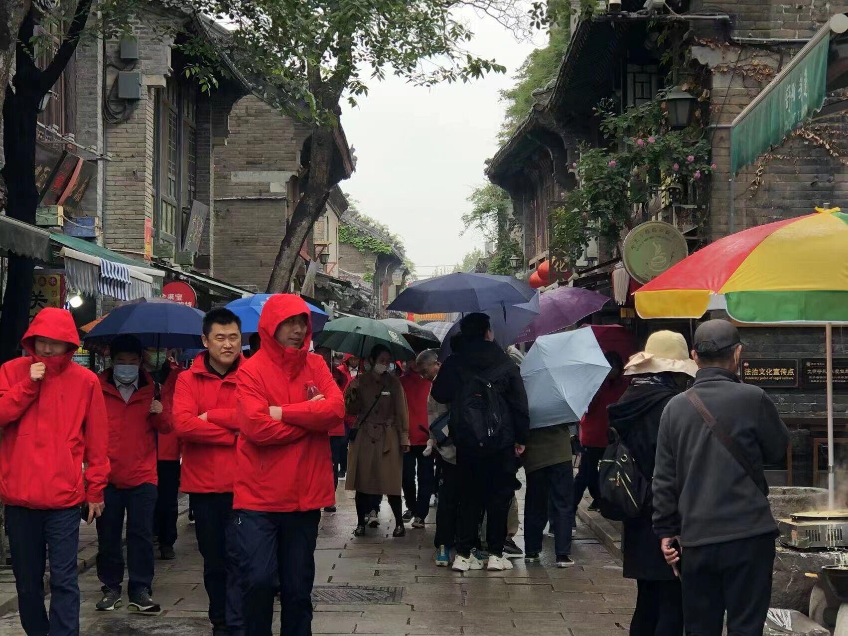 顶流淄博五一消费先“入夏”：买高铁票堪比春运，定闹钟都抢不上，半个月前酒店就满员