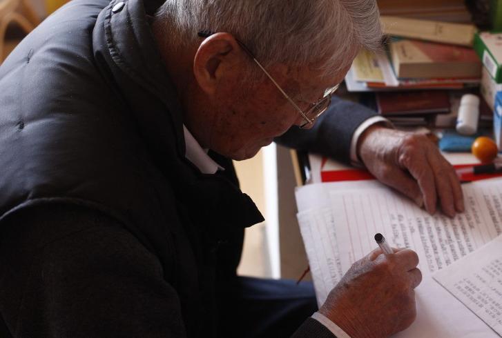 凭初中学历54岁保安写出40万字小说，被选入“中国当地文学库”！