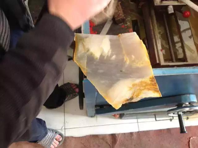 顶级玻璃种翡翠原石切割视频,顶级玻璃种全脱沙翡翠原石