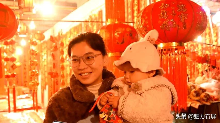 迎春接福送春联红红火火过大年,网络中国节贴春联