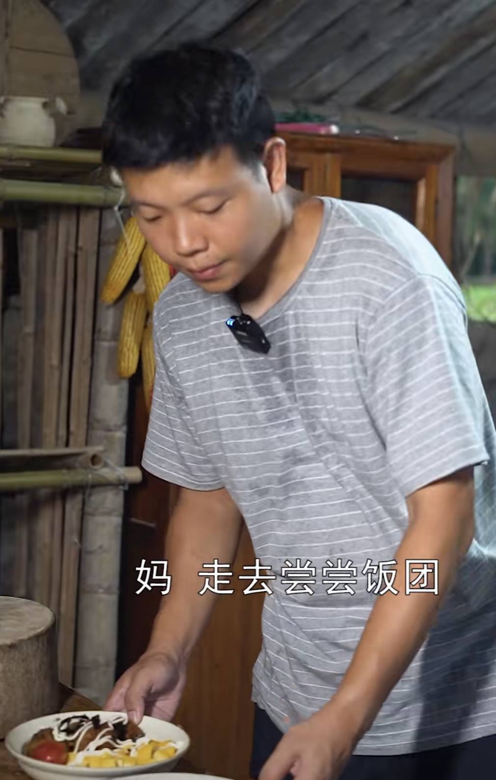 福建小伙放弃导演梦，回村养猪，照顾妈妈，一年涨粉2100万