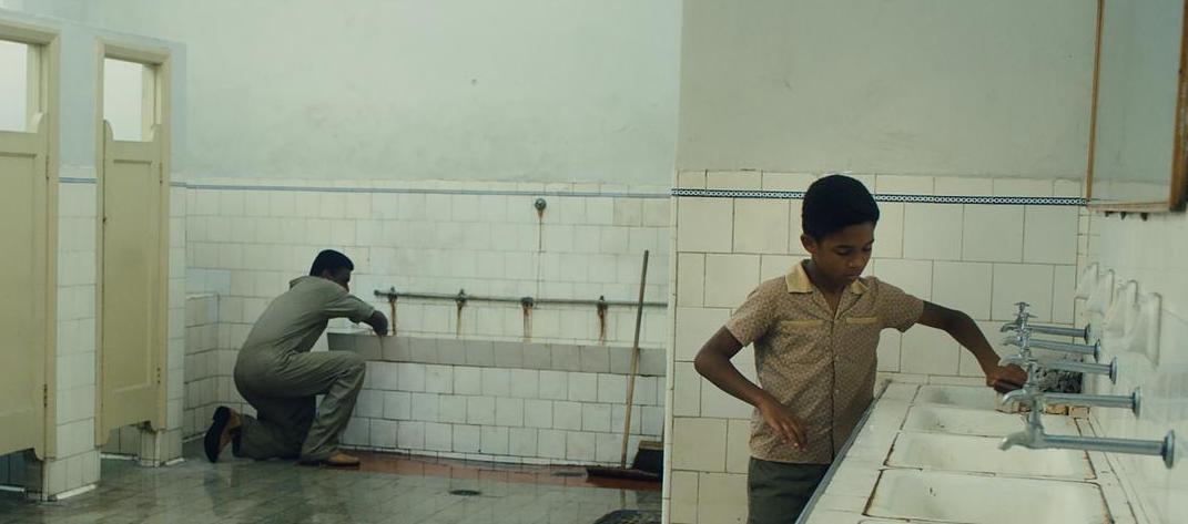 从光脚踢布条缠成的足球到成为球王，我用这部7.7分的电影缅怀他