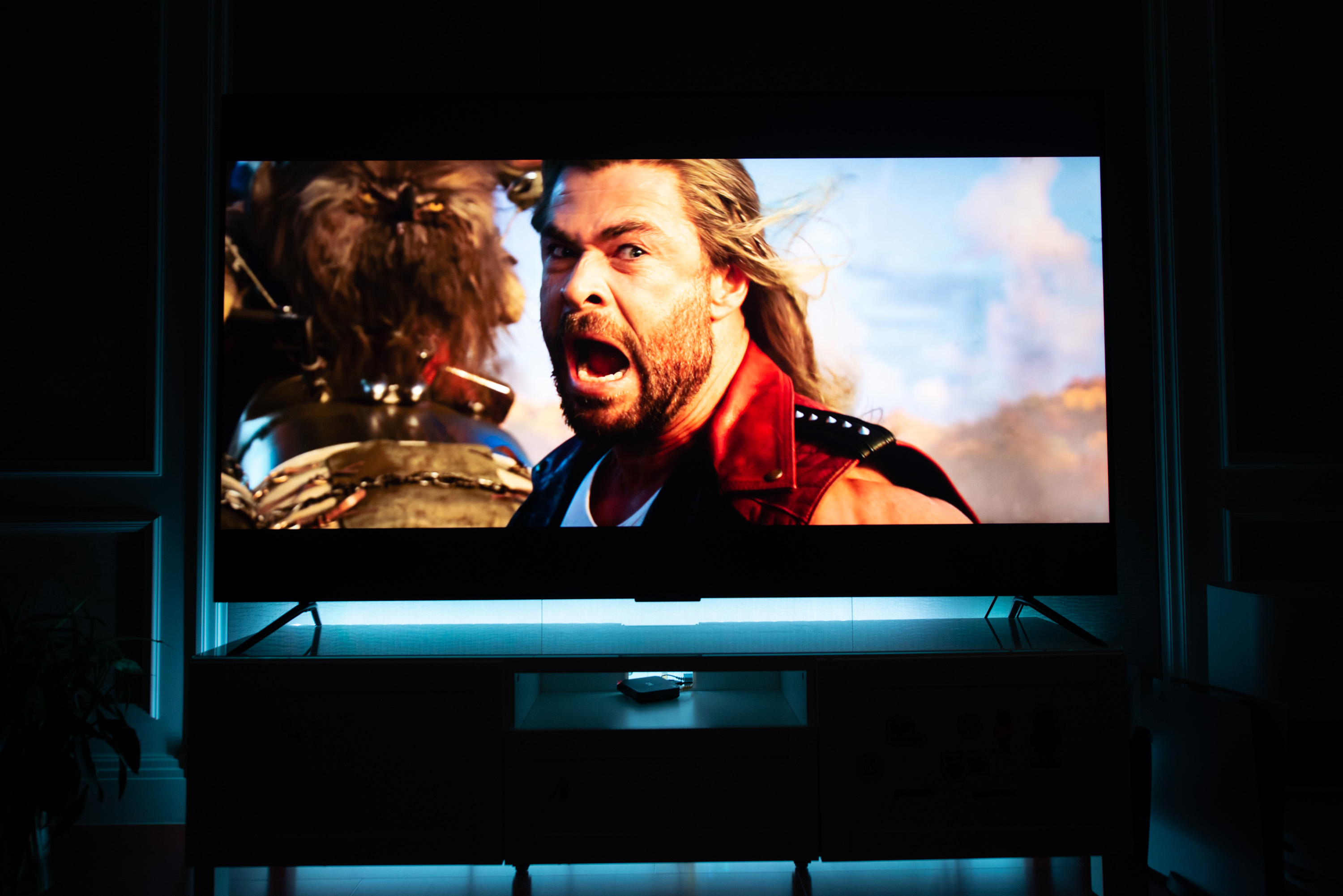 家里电视碎屏了,才让我有机会做了两台7k价位85英寸电视机横评