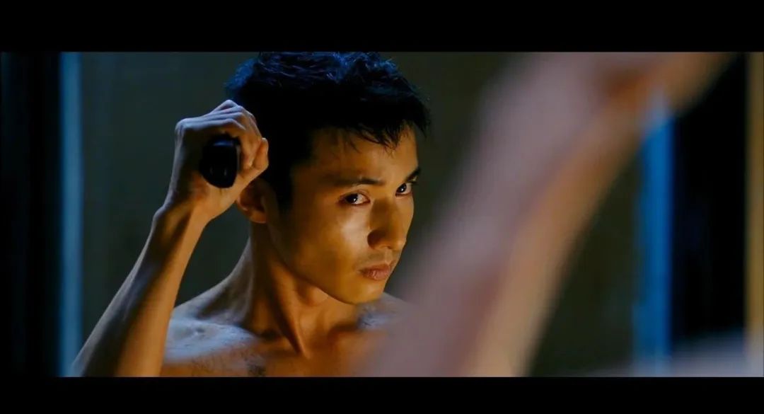 少女为什么总会爱上大叔？无非这两种：一种有颜，一种有骨