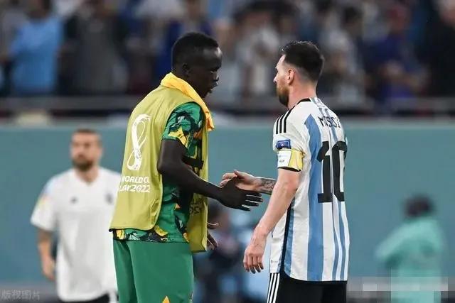 梅西、莱万在散步？球迷们何必如此为难球星