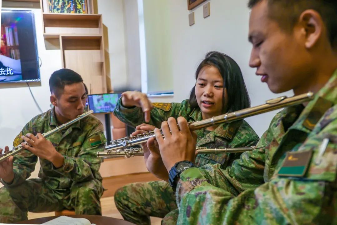 第71集团军：欢声笑语庆国庆，群众性文化活动暖兵心！