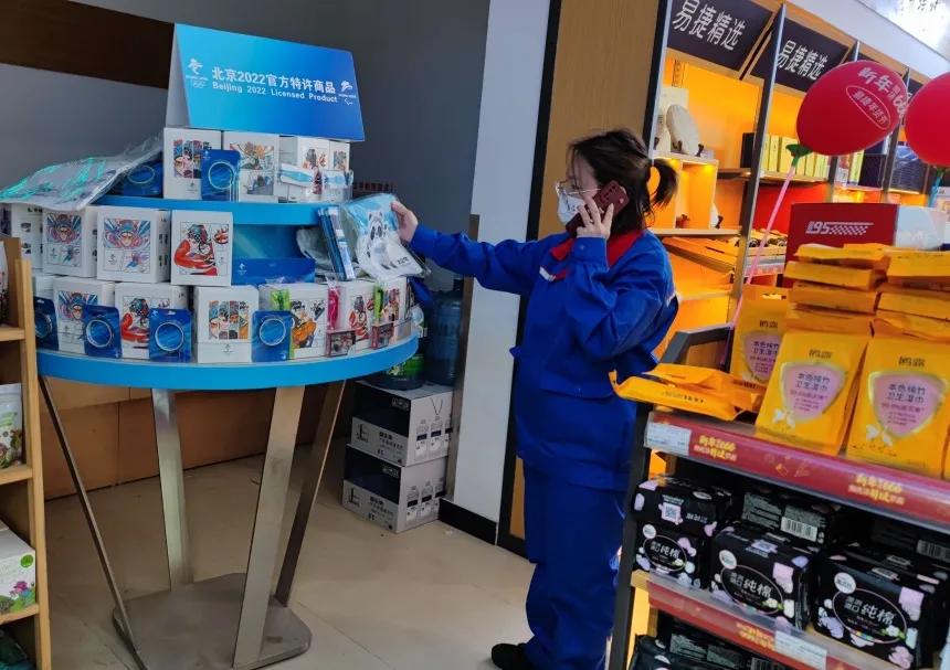 孩子拿着所有压岁钱都买不到“冰墩墩”，结果