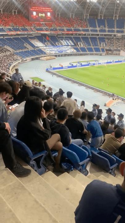 泰山客场女球迷被围堵,泰山天津女球迷