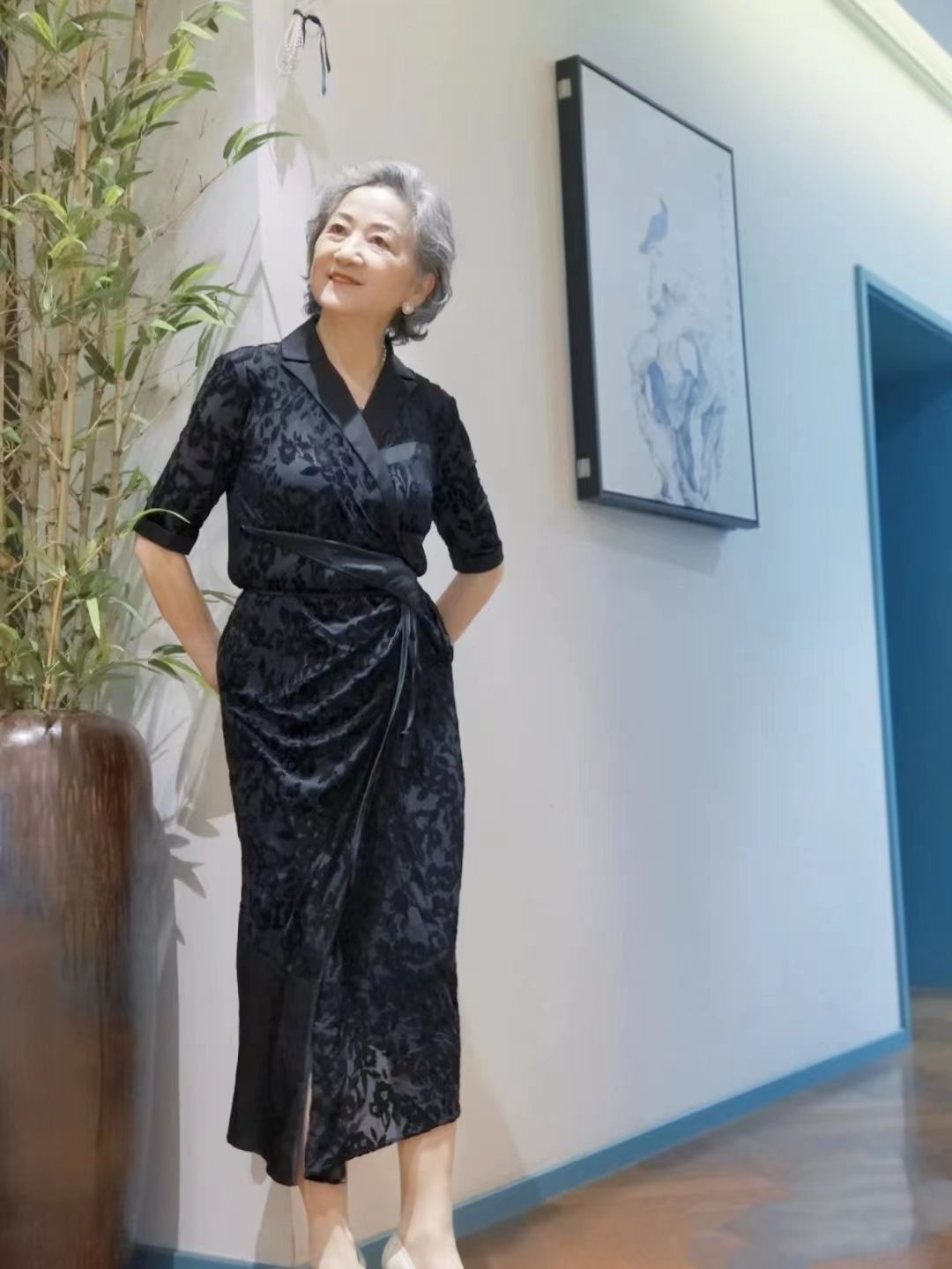 女人年纪大了，别被“老年打扮”耽误，学会这5个穿搭术才不显老