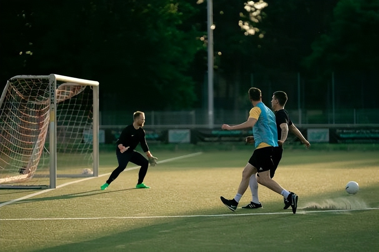 守门员后卫中场前锋,前锋中锋后卫和守门员都是干什么