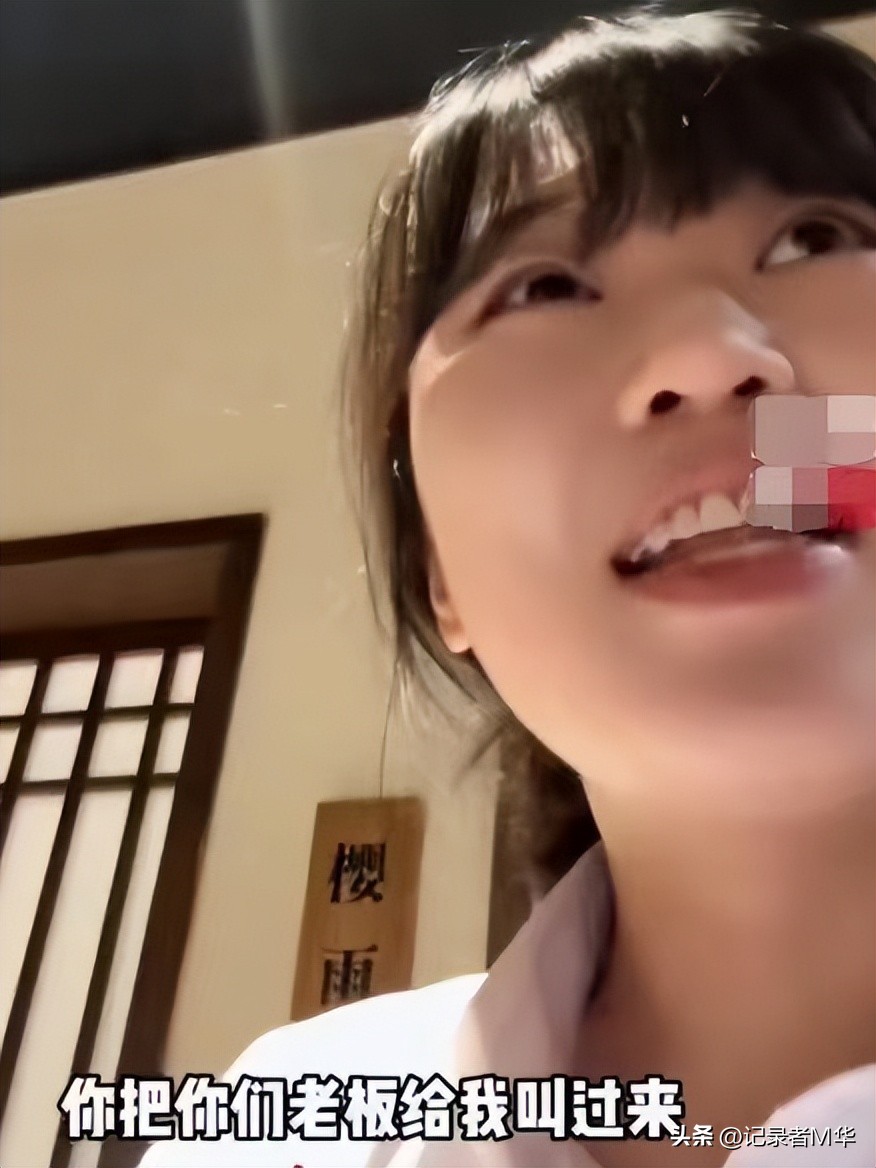 女生表情骄横口气狂妄地说“你知道我爸是谁吗？”一度热点第一