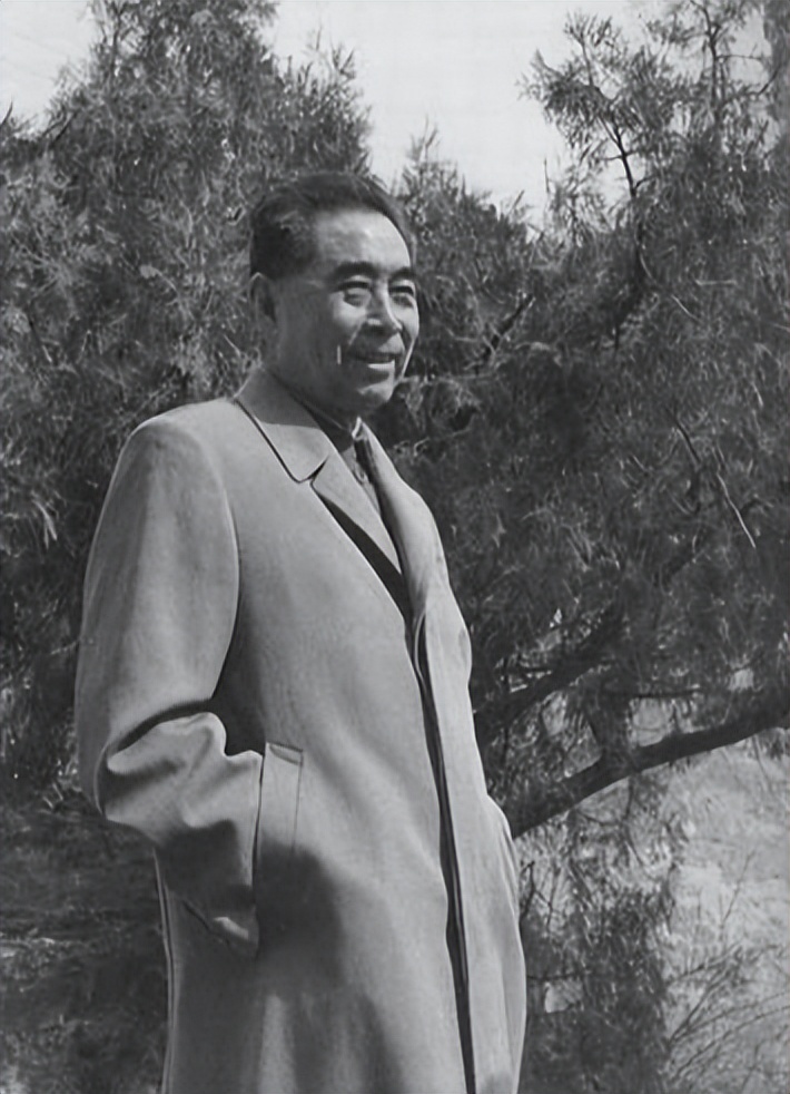 乔冠华到底有多强？联合国大会仰天大笑，毛主席：一文顶两坦克师