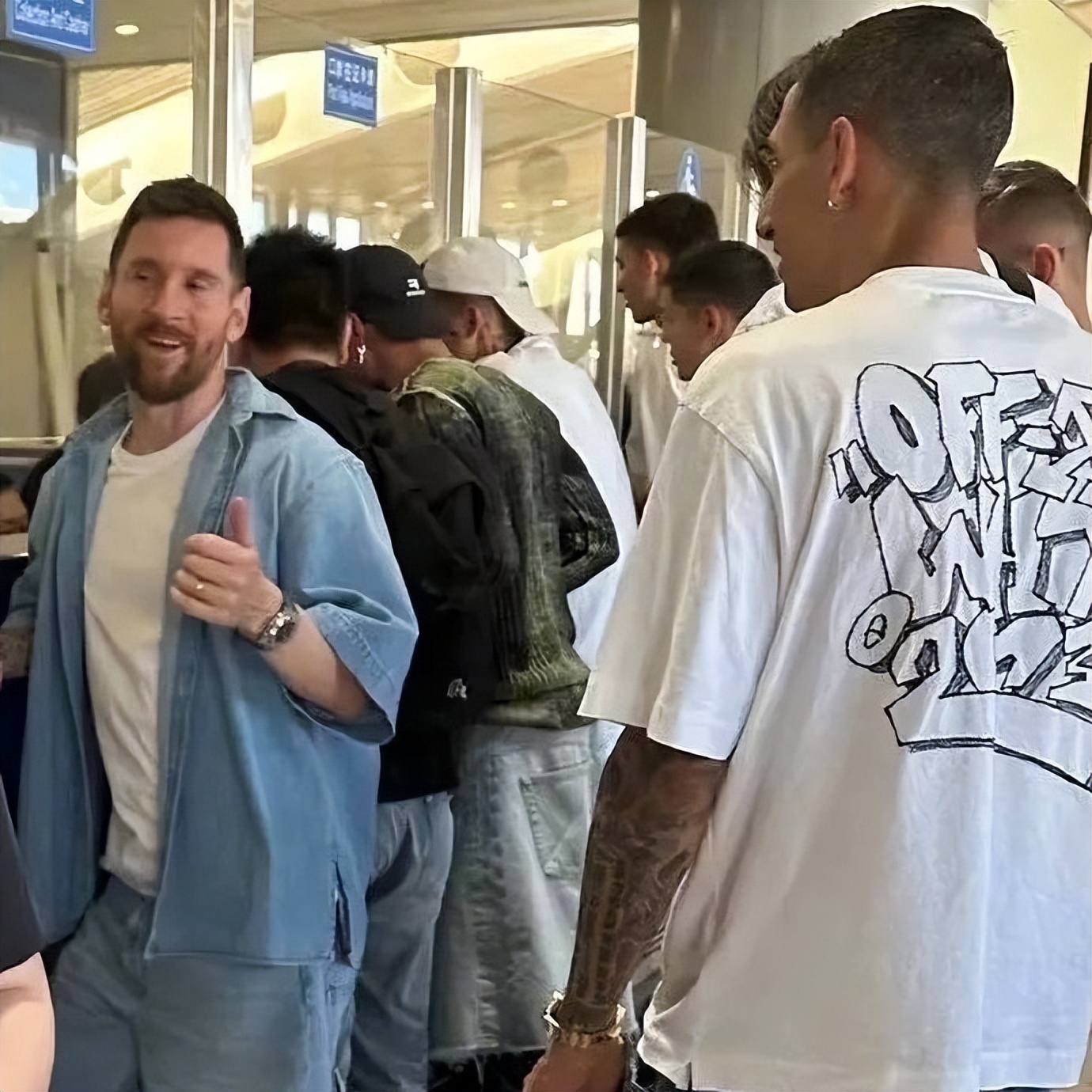 梅西颜值巅峰穿西装,梅西中国行穿的牛仔短裤