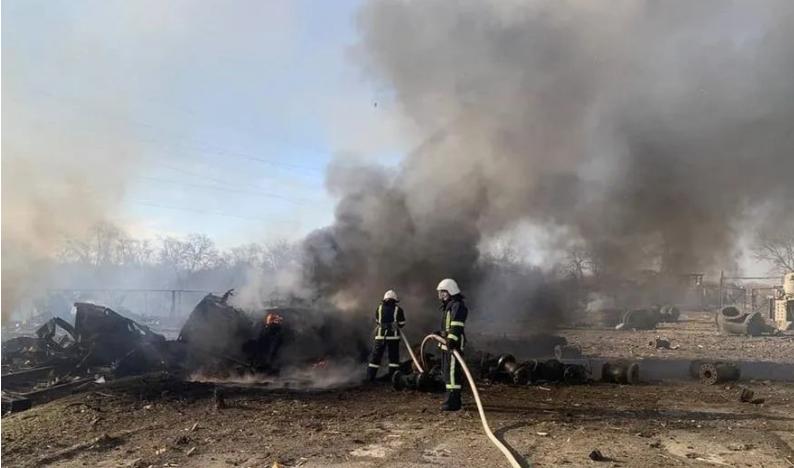 俄军空袭装甲车工厂,俄军空袭乌贫铀弹仓库视频