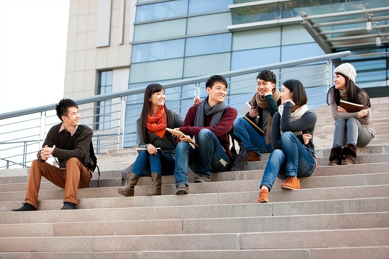 当代男生为何不主动追女生了,为啥大学男生都不愿追女生了