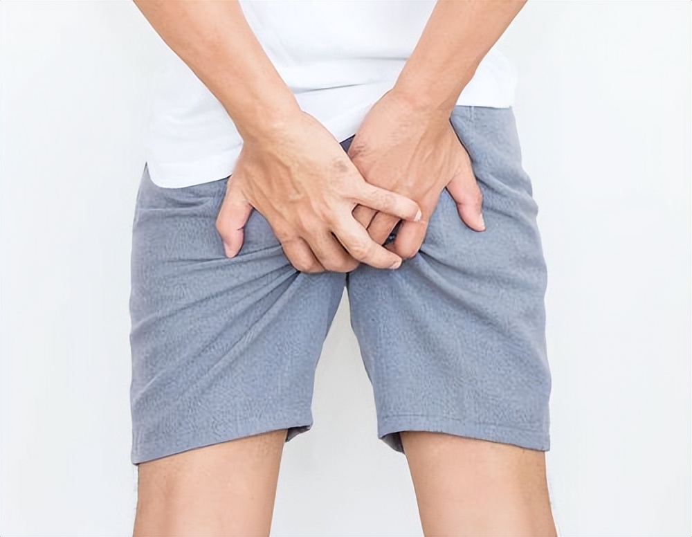 阴囊潮湿、瘙痒剧烈，是湿热太重。先急再缓、标本兼治才能去根