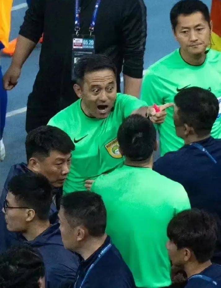 中国足球的裁判为什么争议多,中国足球职业联赛裁判