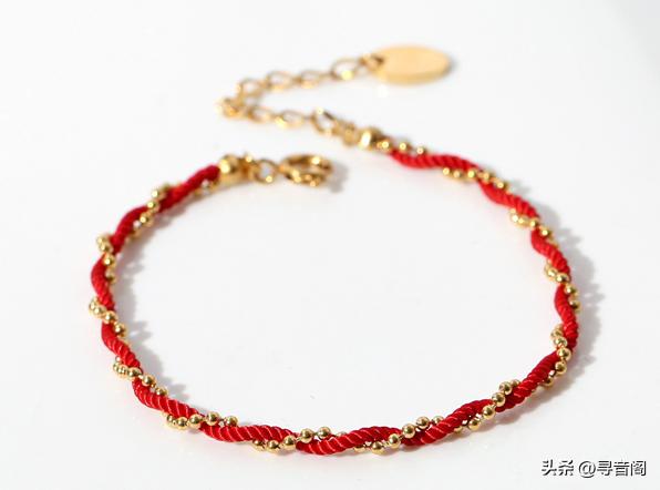 女孩脚踝上系红绳铜钱是什么意思,有多少女孩脚踝系红绳