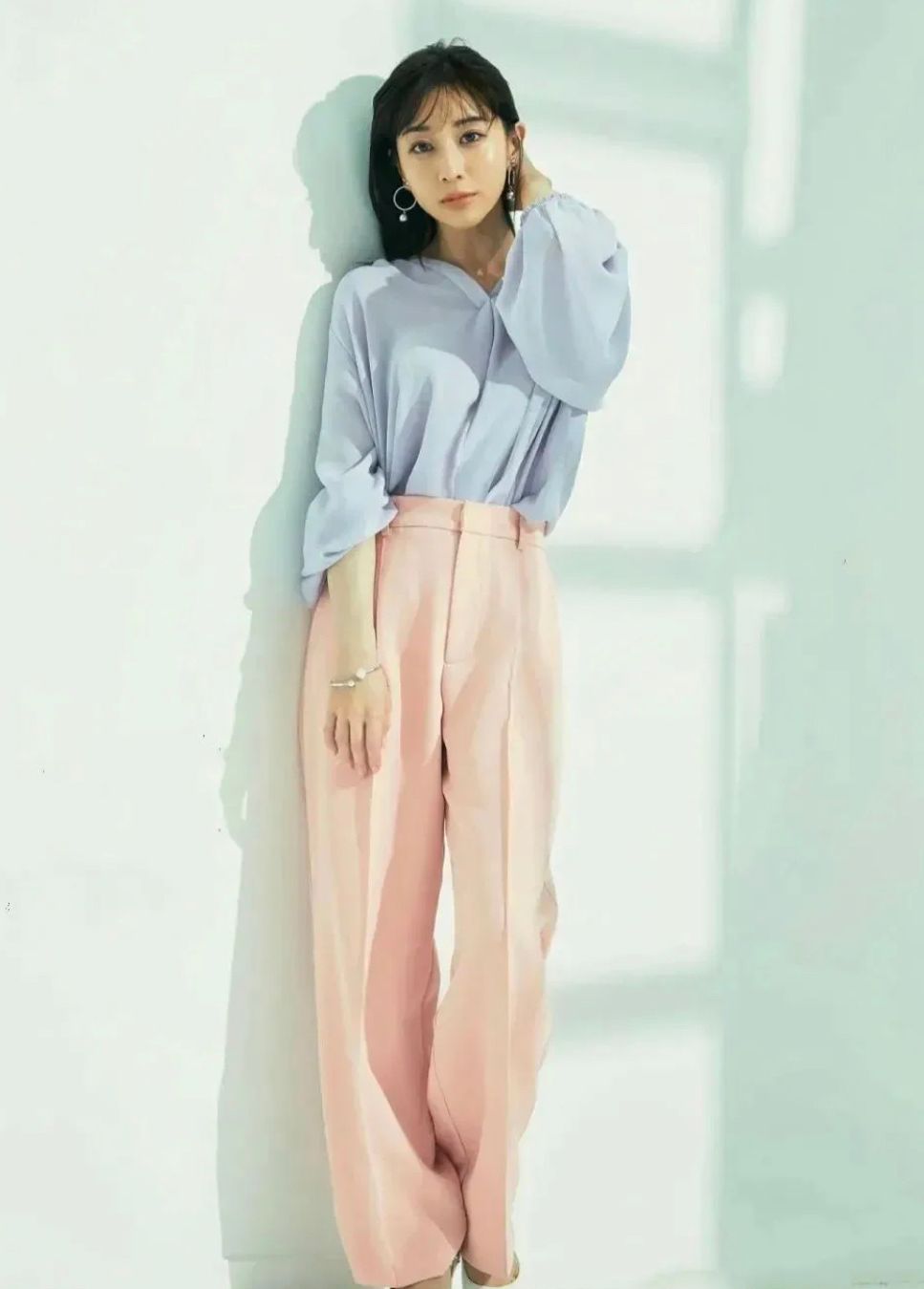 为啥有的女人打扮穿着没女人味,有的女人穿得很朴素却很好看