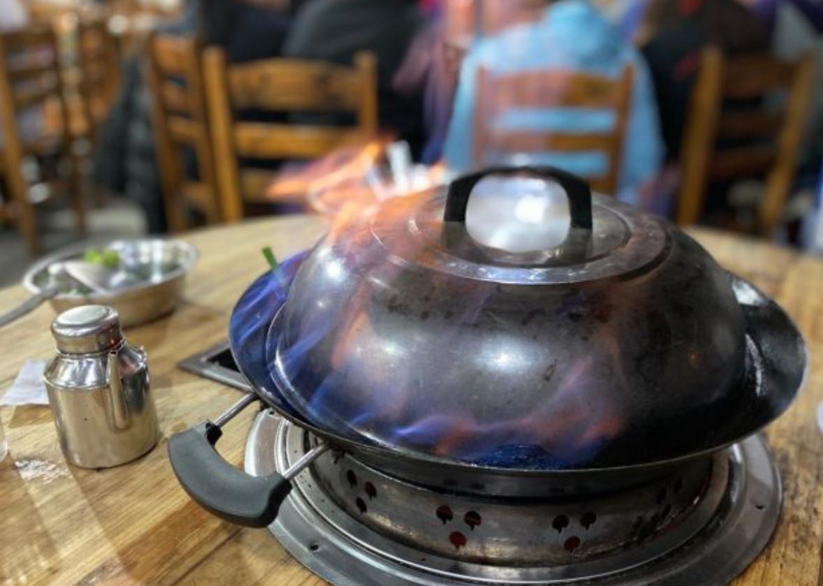 广东藏菜市场里的大排档，一滴水不放靠米酒焖熟，每桌都像火焰山