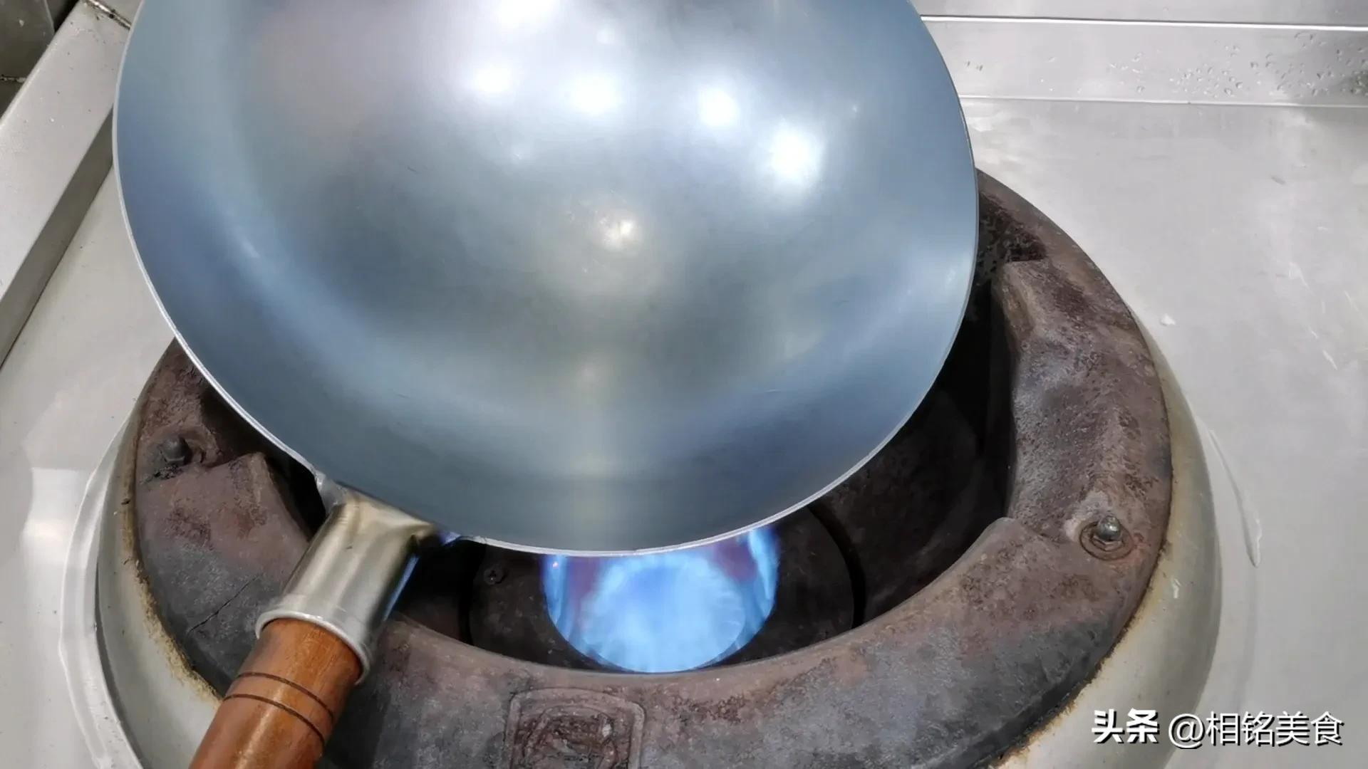 新铁锅怎样开锅小妙招视频,不粘锅的铁锅最佳开锅方法