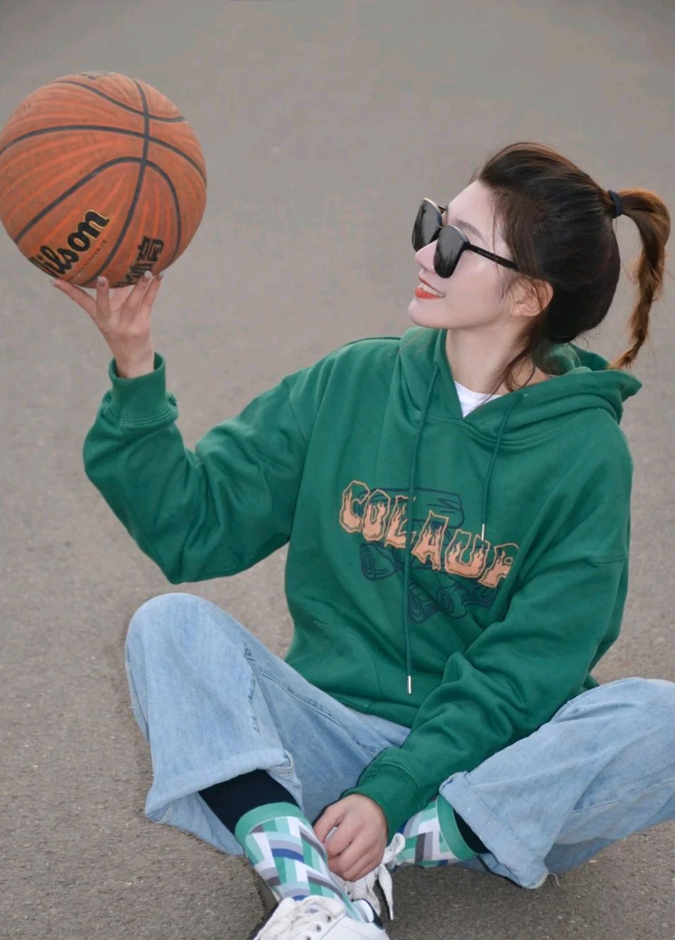 时髦的女人都穿卫衣减龄又好看,减龄卫衣穿出青春活力范