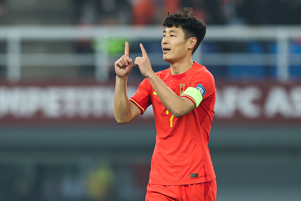 武磊梅开二度新加坡客场,终于赢了国足