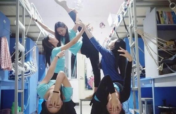 当代大学生封校日常谈恋爱,外网评论当代大学生封校日常